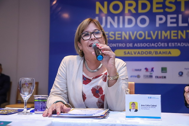Na Bahia, Ana Célia reforça aprovação da PEC do Suas 