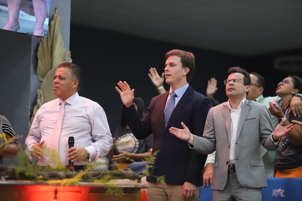 Miguel e Pastor Jairinho participam de culto no Recife 