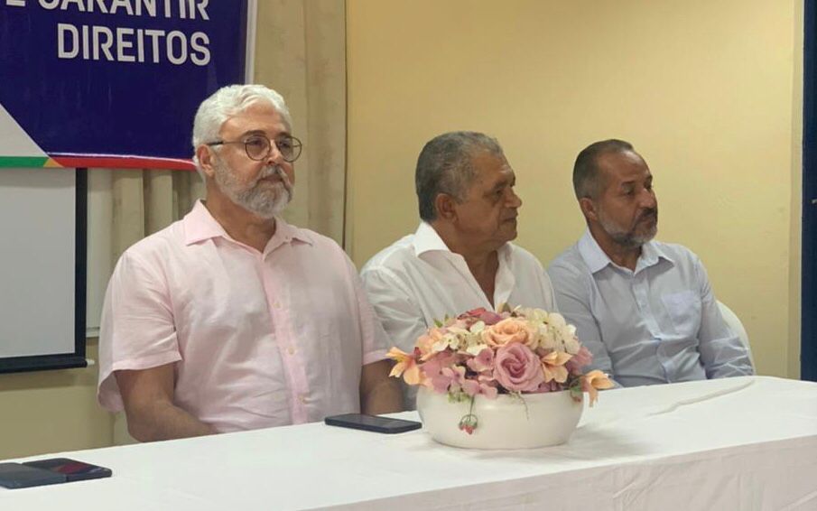 Milton Coelho entrega posse de casas a famílias de Timbaúba