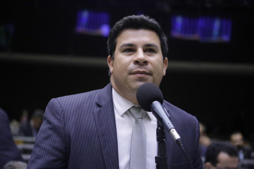 Carro de deputado capota no Sertão de Pernambuco 