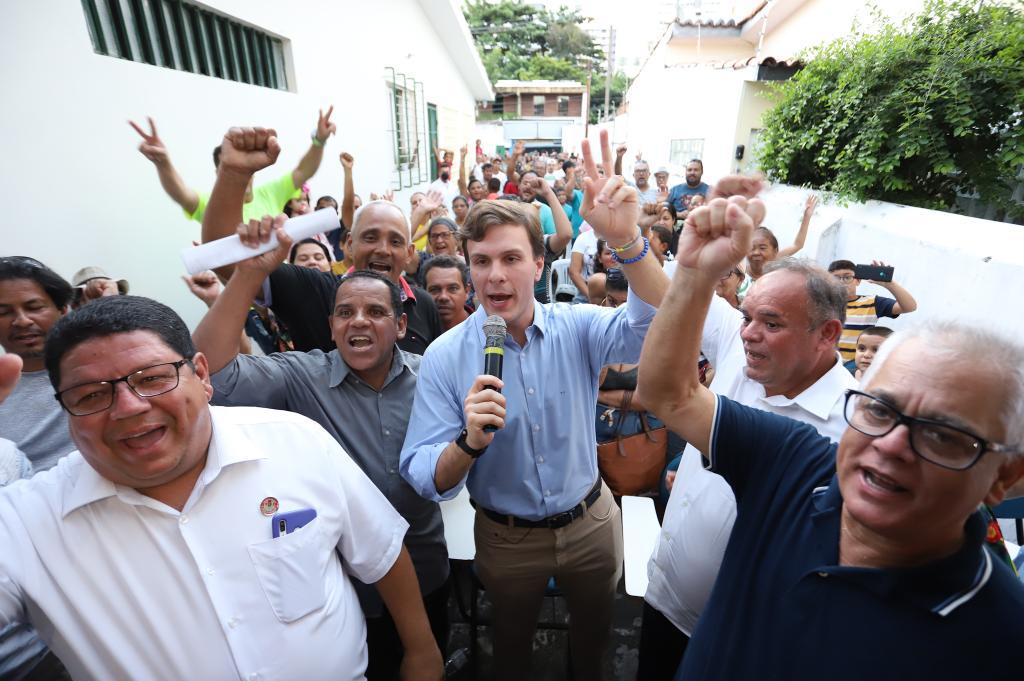 Miguel Coelho discute transporte público com rodoviários 