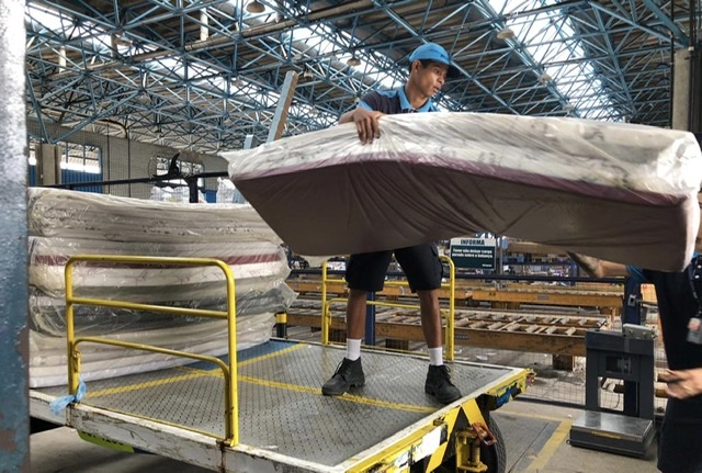 Azul transporta 1.500 doações para vítimas no Recife 