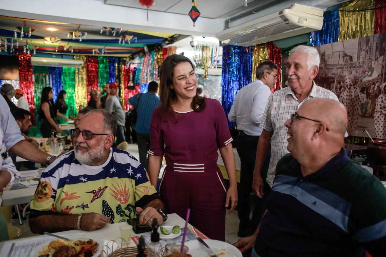 Raquel Lyra visita sede do Galo da Madrugada