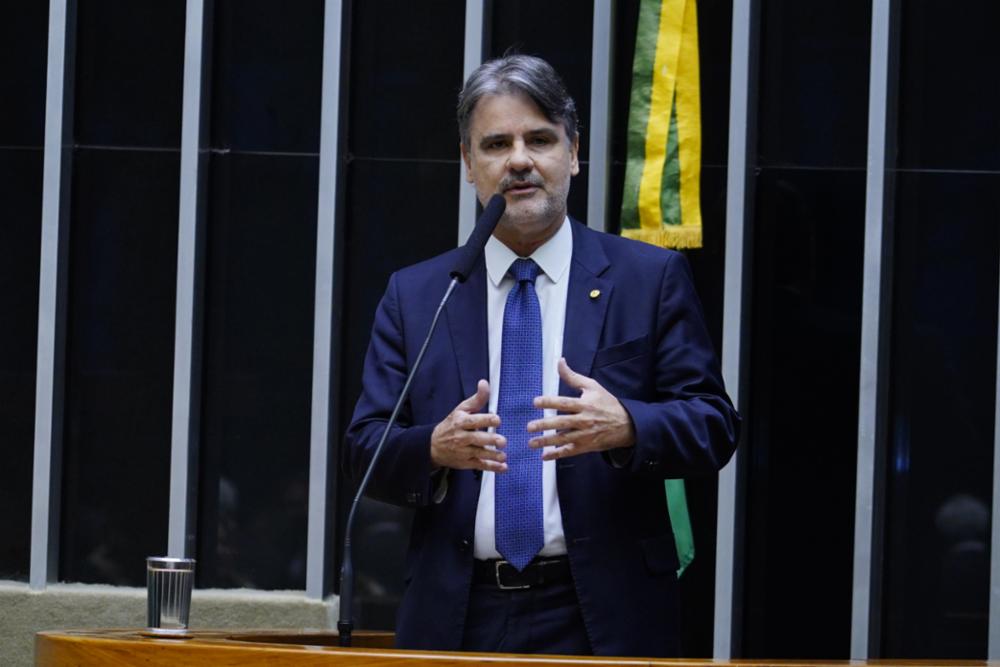 Raul Henry critica ministro da Defesa durante discurso 