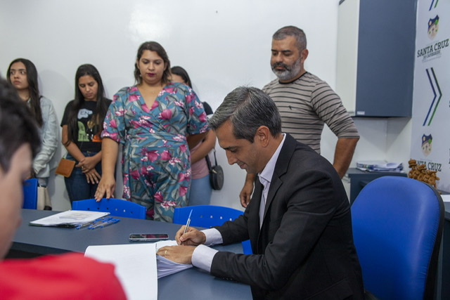 Fábio Aragão empossa 36 novos concursados em Santa Cruz