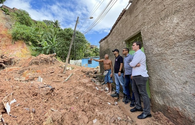 Miguel Coelho visita áreas afetadas no Recife e Jaboatão