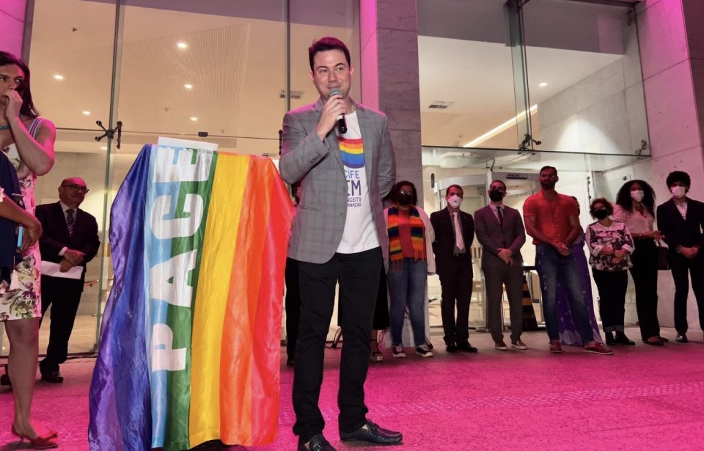 Alepe recebe iluminação colorida em alusão ao Orgulho LGBT