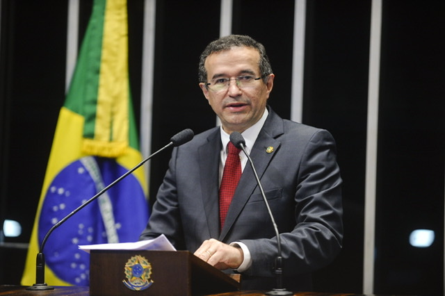 A versão de Douglas sobre a duplicidade da filiação 