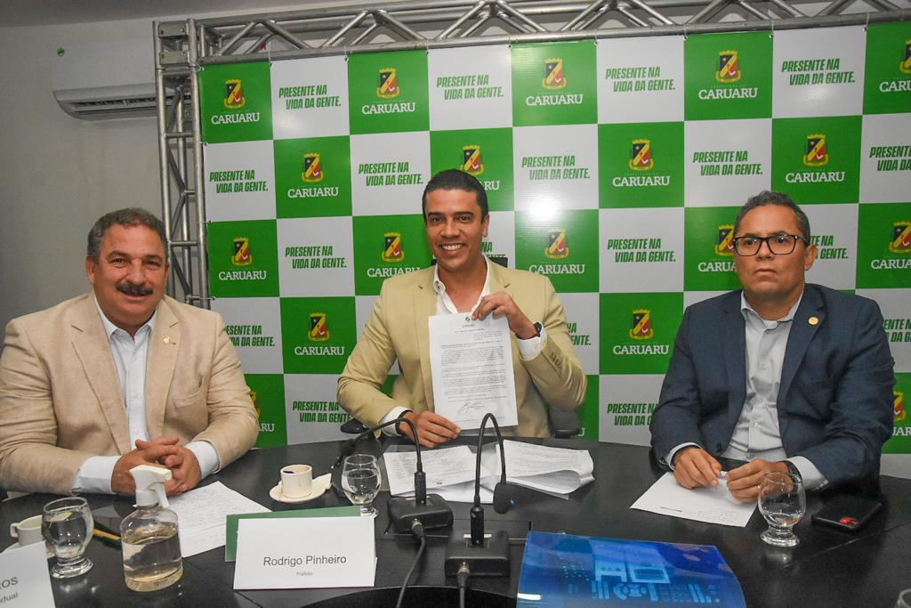 Eriberto destaca união das instituições na doação do terreno para Colégio da PMPE em Caruaru