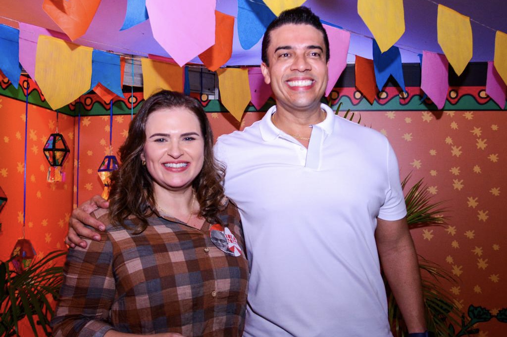 Marília Arraes é recebida por Rodrigo Pinheiro em Caruaru 