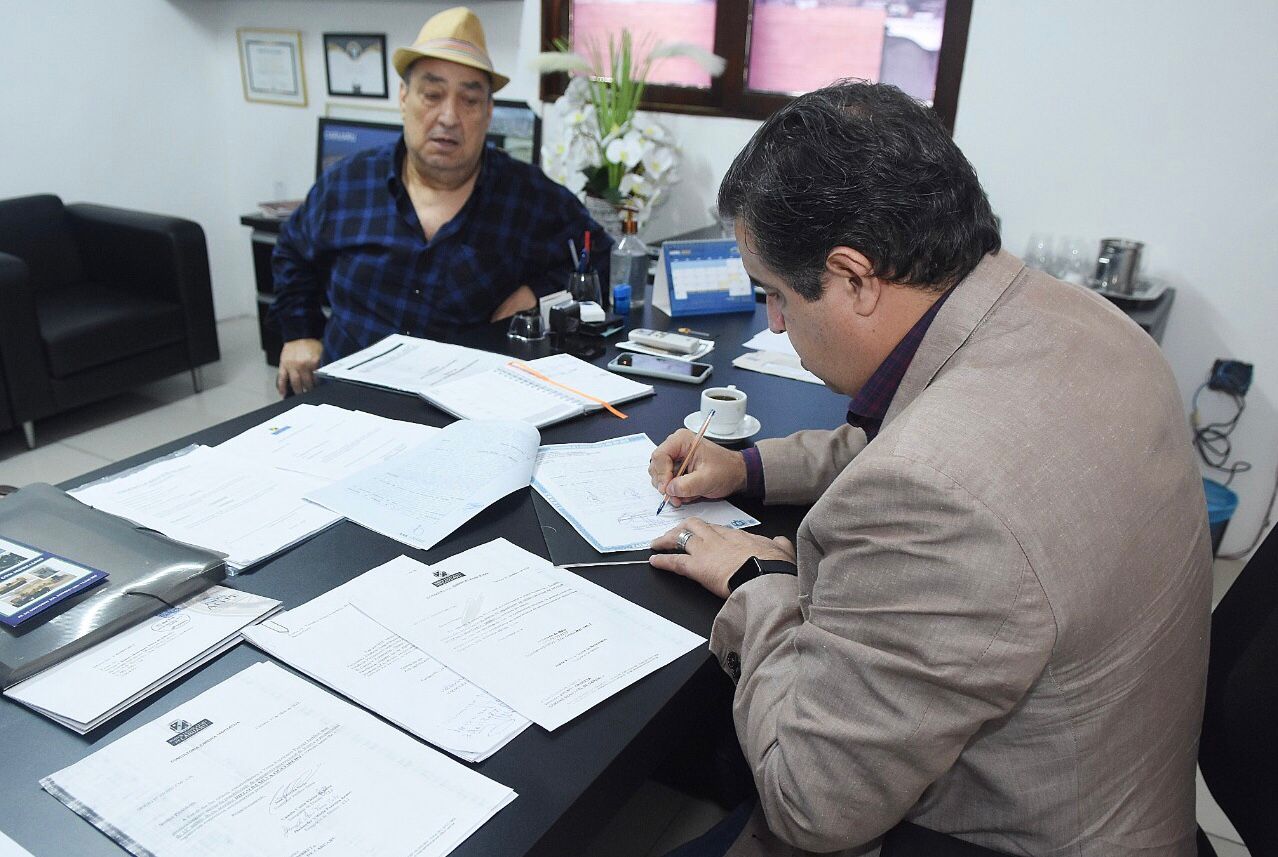 Bruno assina escritura de terreno para a nova Câmara de Caruaru