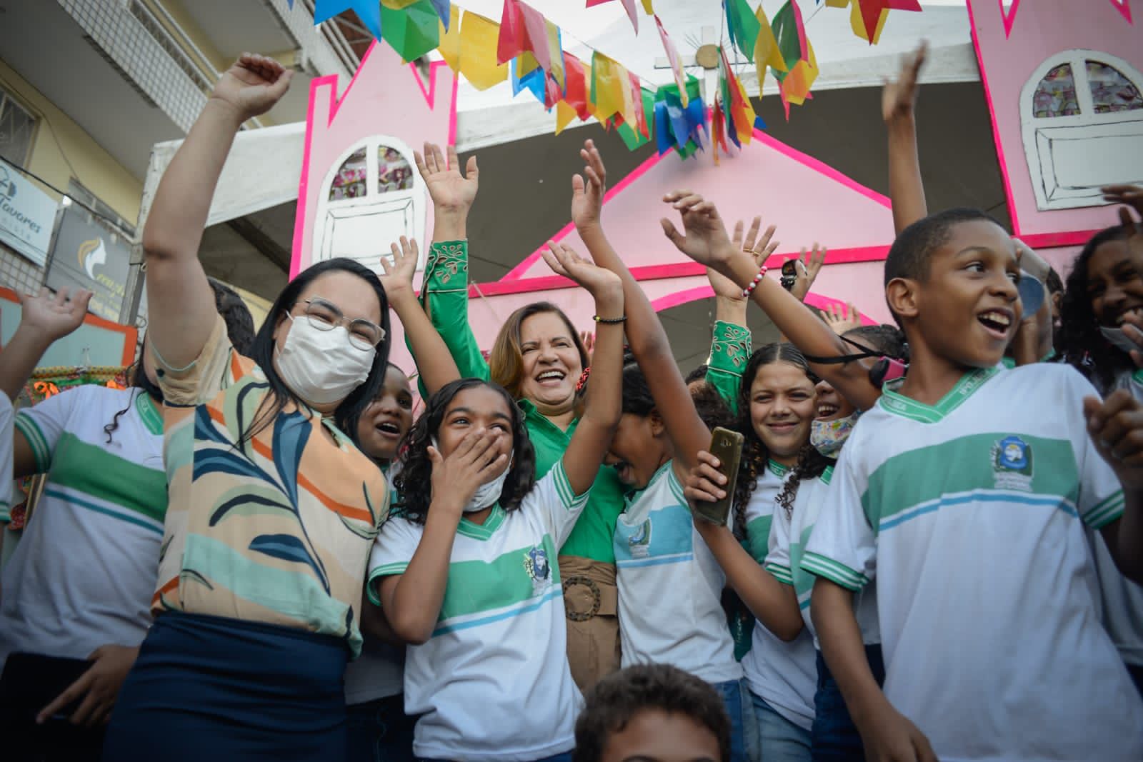 Célia Sales prestigia Arraiá da Educação e Feira de Arte