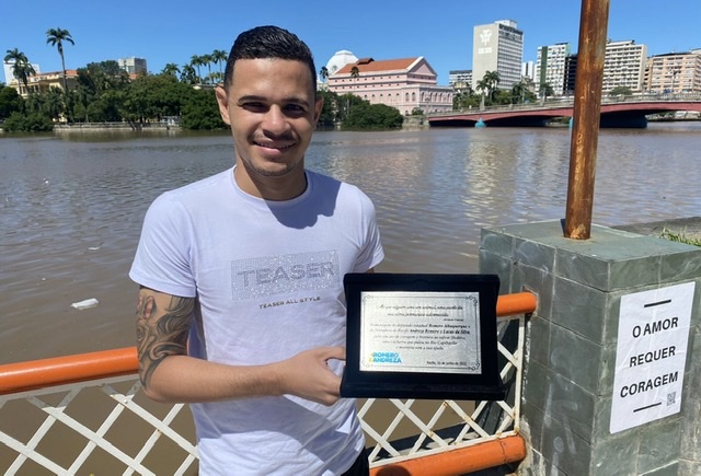 Romero homenageia jovem que salvou animal que pulou no Rio Capibaribe