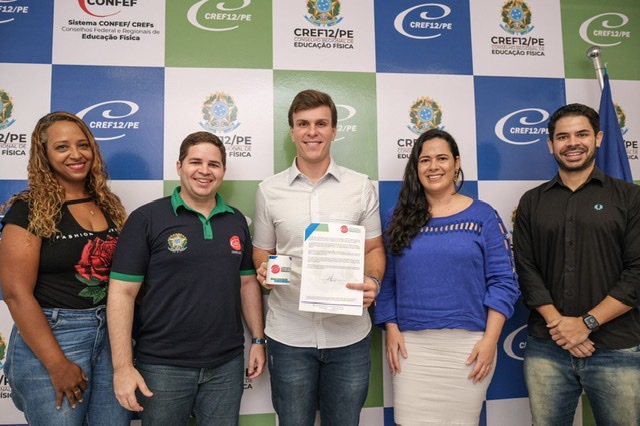 Miguel assume compromisso com profissionais de educação física