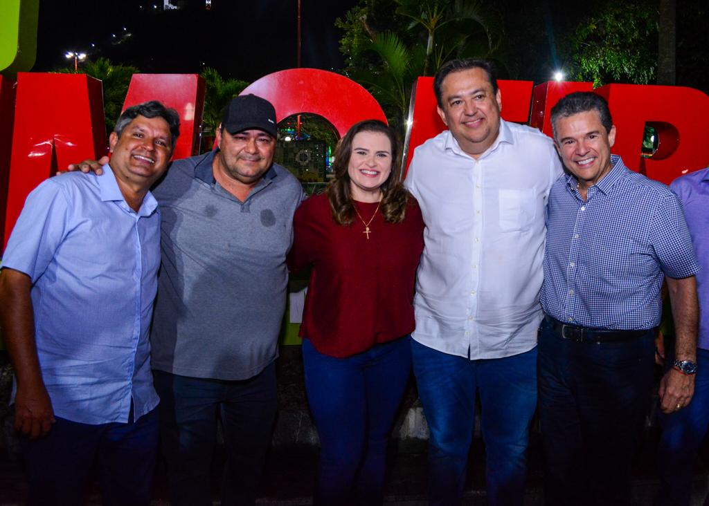 Marília é recebida em Limoeiro com muita animação 