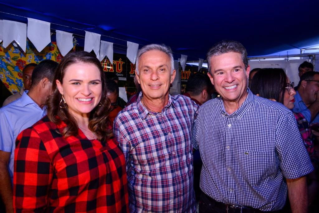 Marília é recebida por prefeito de Vitória durante festa junina