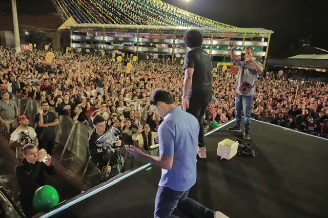 Assista: Anderson Ferreira é ‘abençoado’ por evangélicos no São João de Caruaru