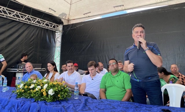 Teobaldo entrega equipamentos em Vertente do Lério