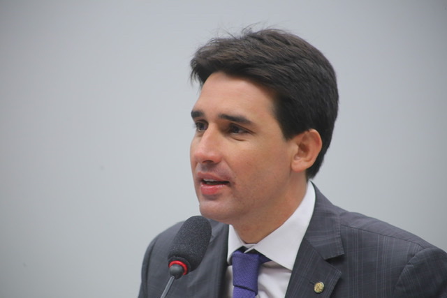 Vereadora apresenta Título de Cidadão Caruaruense a Silvio Costa Filho