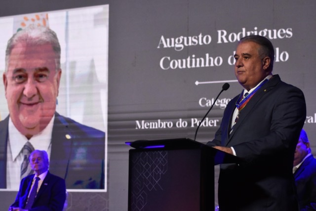 Augusto Coutinho recebe Medalha do Mérito Industrial da Fiepe