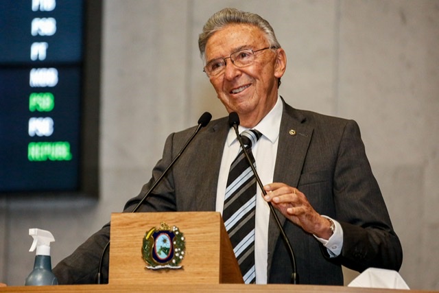 Deputado José Queiroz testa negativo para Covid-19