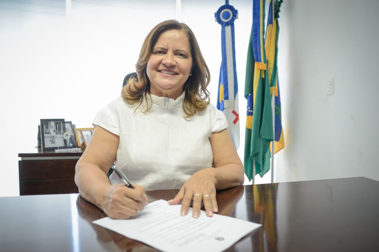 Célia Sales antecipa salário dos servidores do Ipojuca