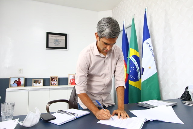 Fábio Aragão antecipa salário dos servidores municipais 