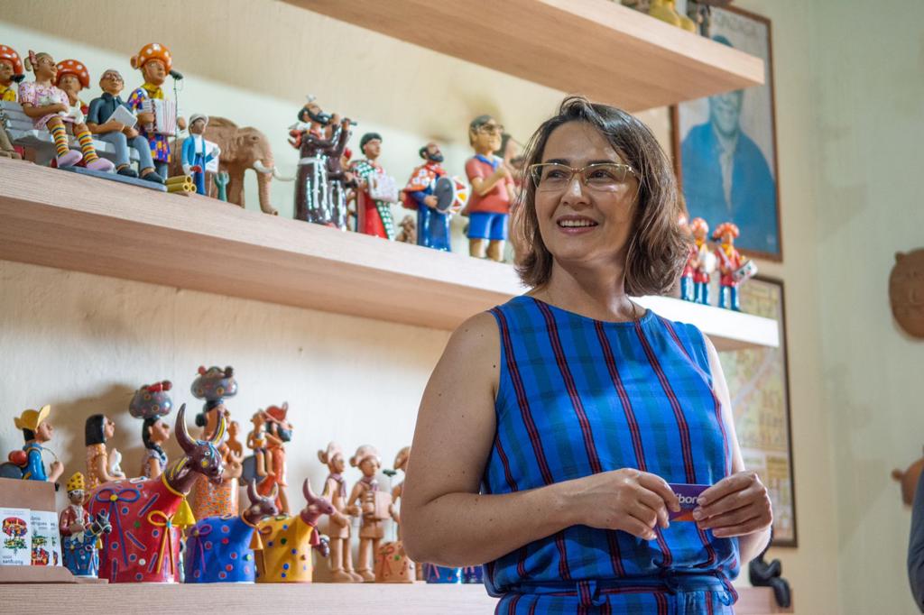 Débora Almeida dialoga com artesãos do Alto do Moura