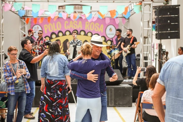 Turistas aproveitam véspera de São João no Polo Casa Rosa
