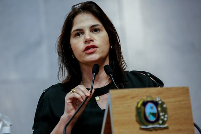 Priscila comemora recuo da Compesa na tentativa de aumentar a conta de água