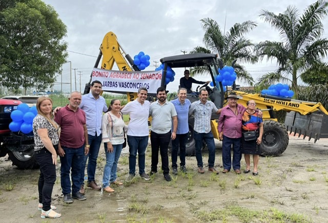 Jarbas Filho participa de entrega de equipamentos em Bonito