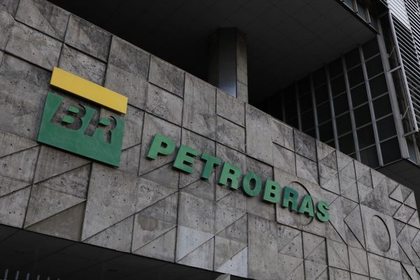 Petrobras se reúne para definir novo aumento