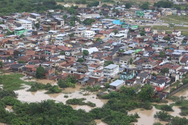 Sobe para 120 o número de mortos após chuvas em PE 