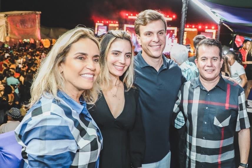 Edson e Alessandra Vieira recebem Miguel no São João da Moda