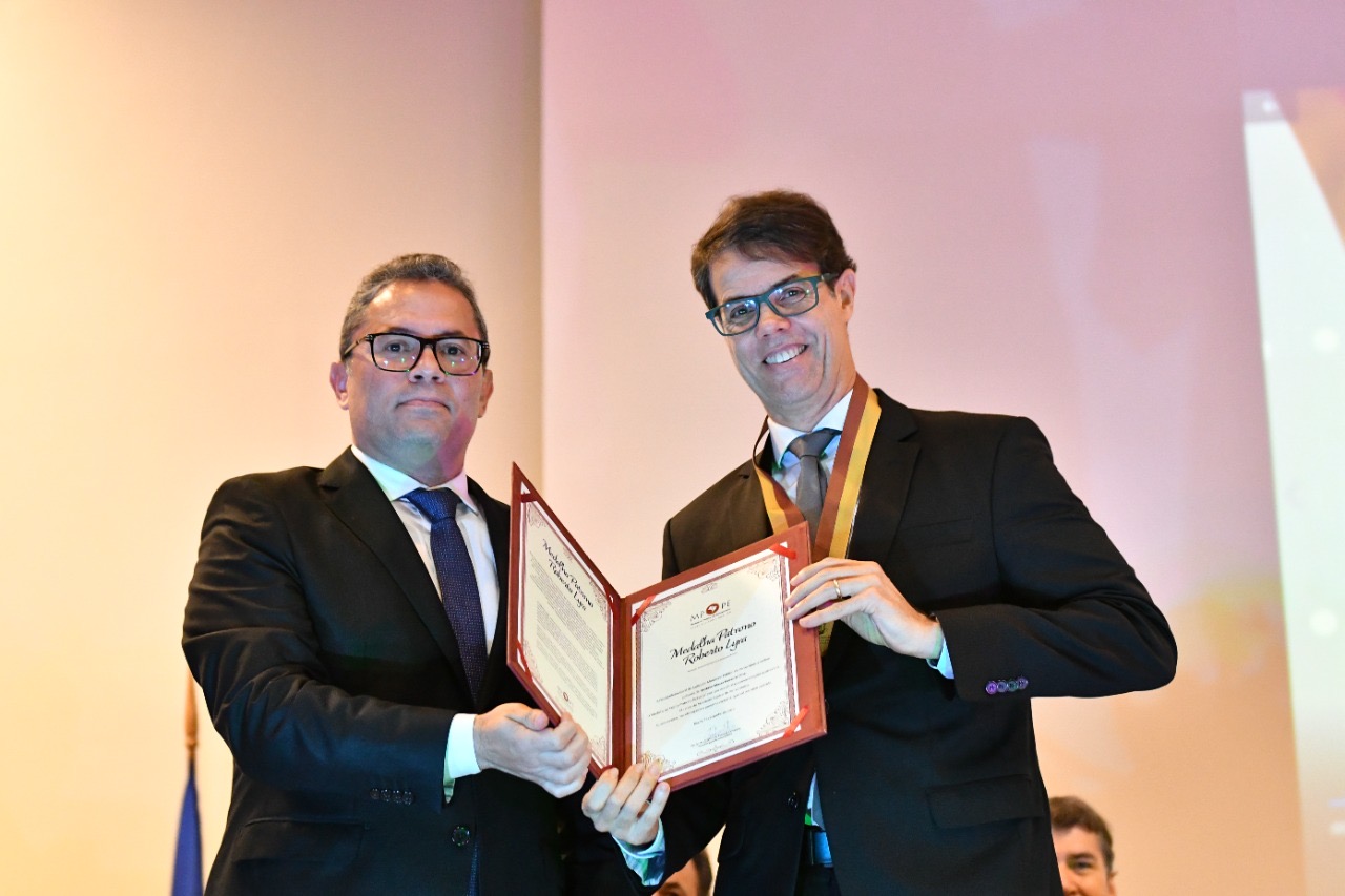MPCO-PE recebe Medalha Patrono Roberto Lyra