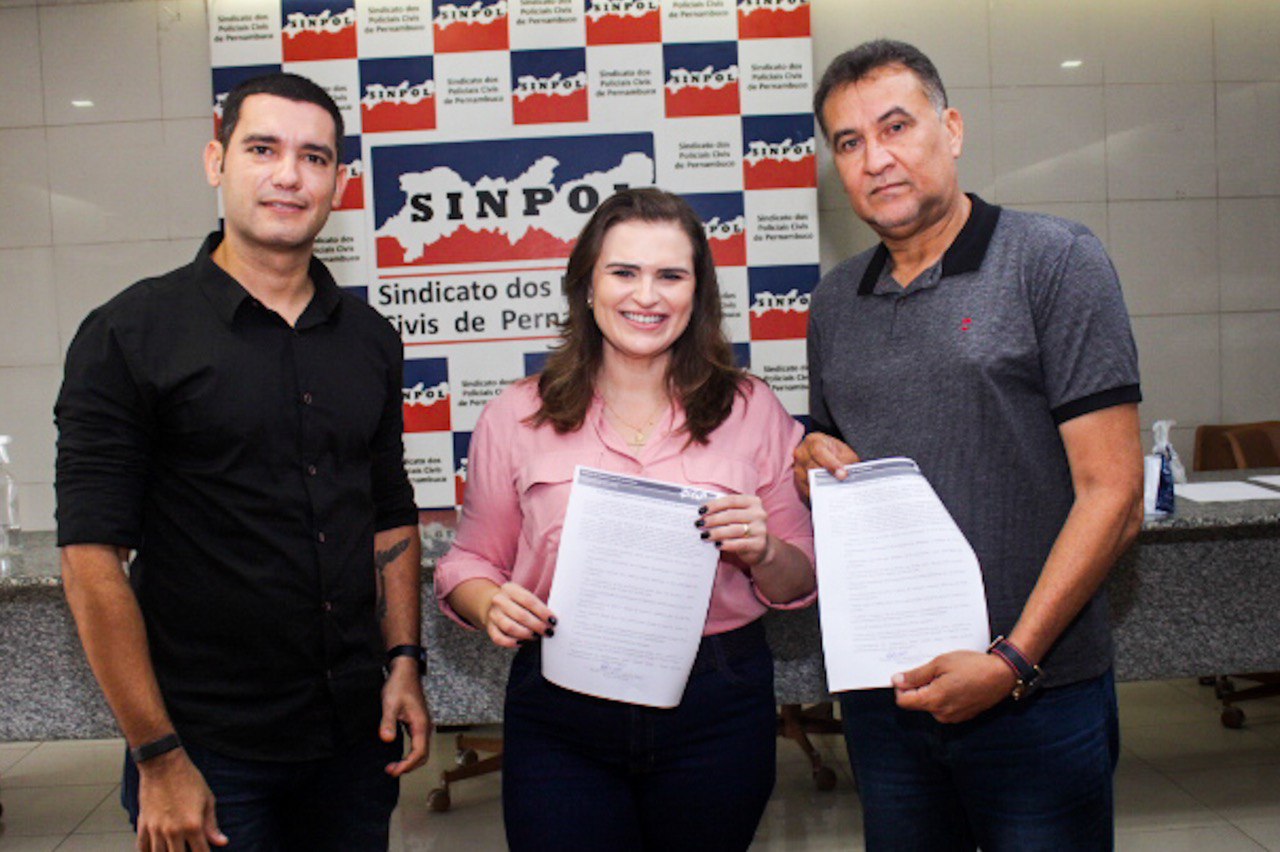 Marília assina carta-compromisso com os policiais civis
