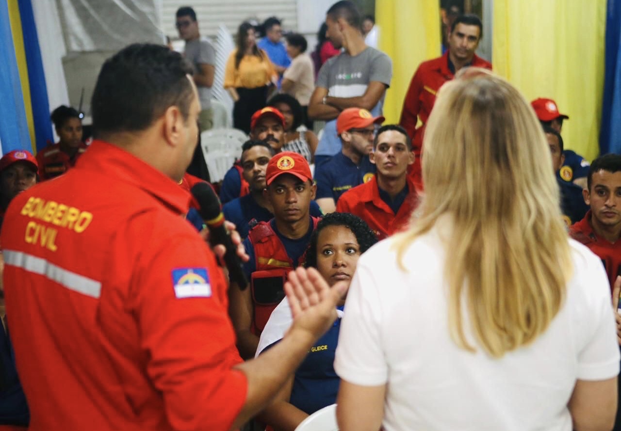 Alessandra Vieira assume compromisso com bombeiros civis