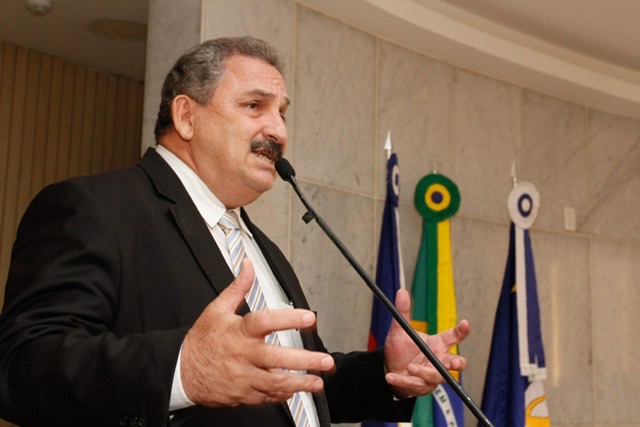 Eriberto homenageia Drayton Nejaim com nome em rodovia 