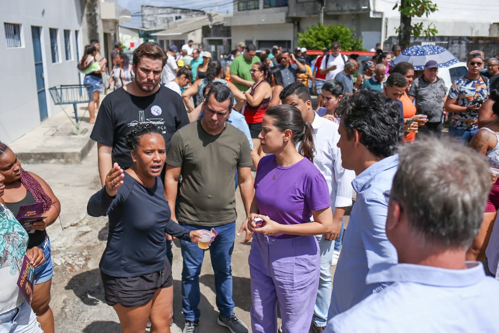 Raquel Lyra é recebida por moradores da Imbiribeira