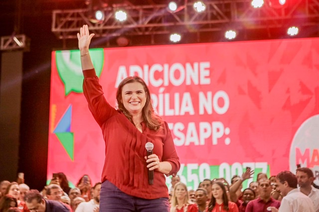 Marília tenta ganhar espaço no terreno de Raquel