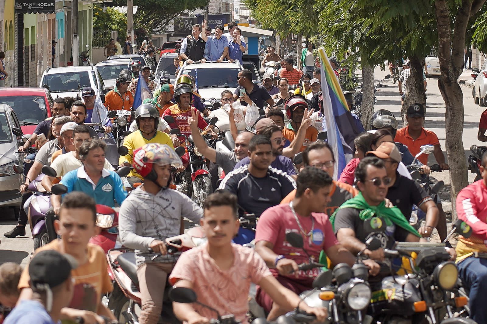 Anderson e Gilson lideram motociata pelas ruas em Cupira