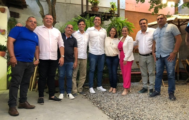 Prefeito e seis vereadores de Caruaru declaram apoio a Débora Almeida