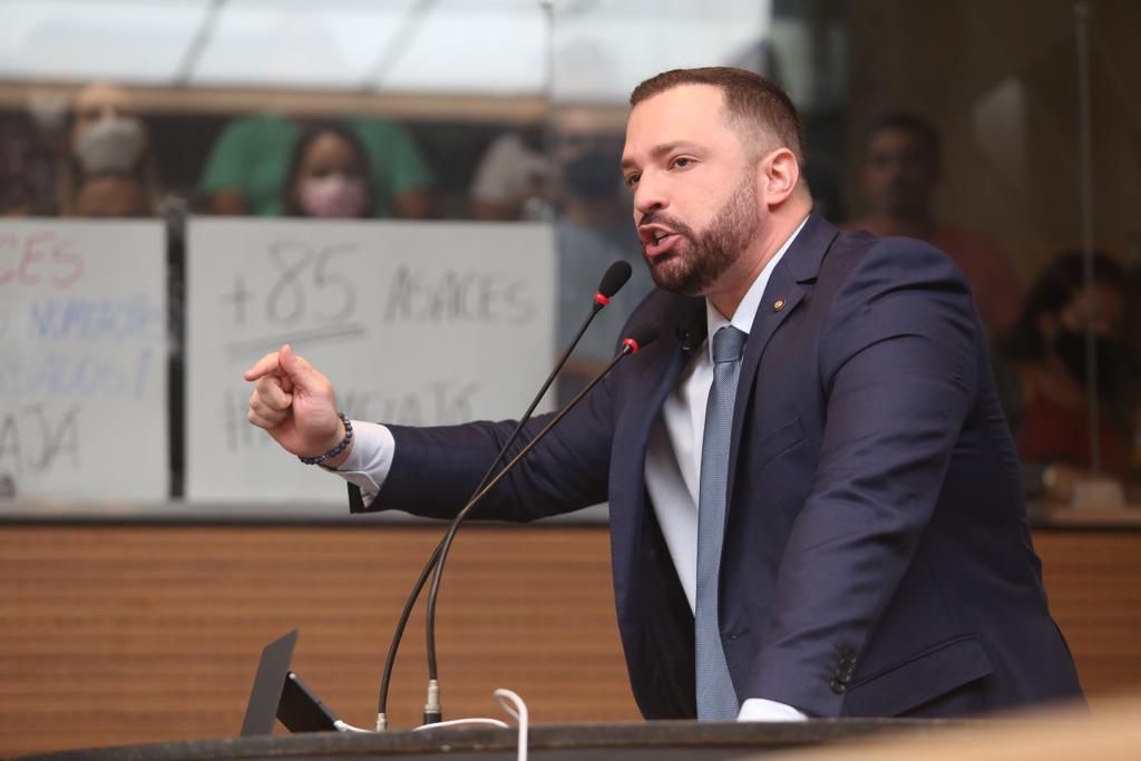 Vereador sai em defesa de cantora de brega expulsa do palco 