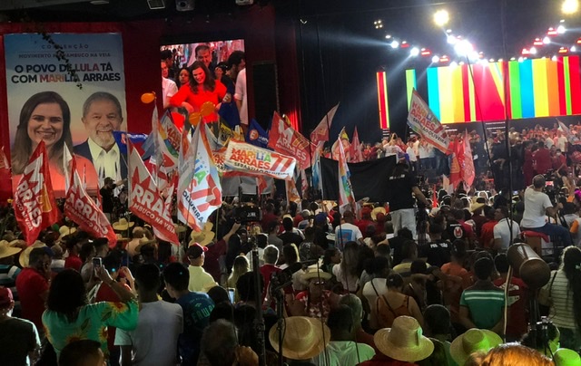 De vermelho, apoiadores de Marília lotam Classic Hall