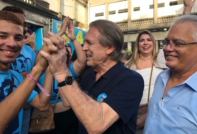 Luciano Bivar marca presença na convenção de Miguel