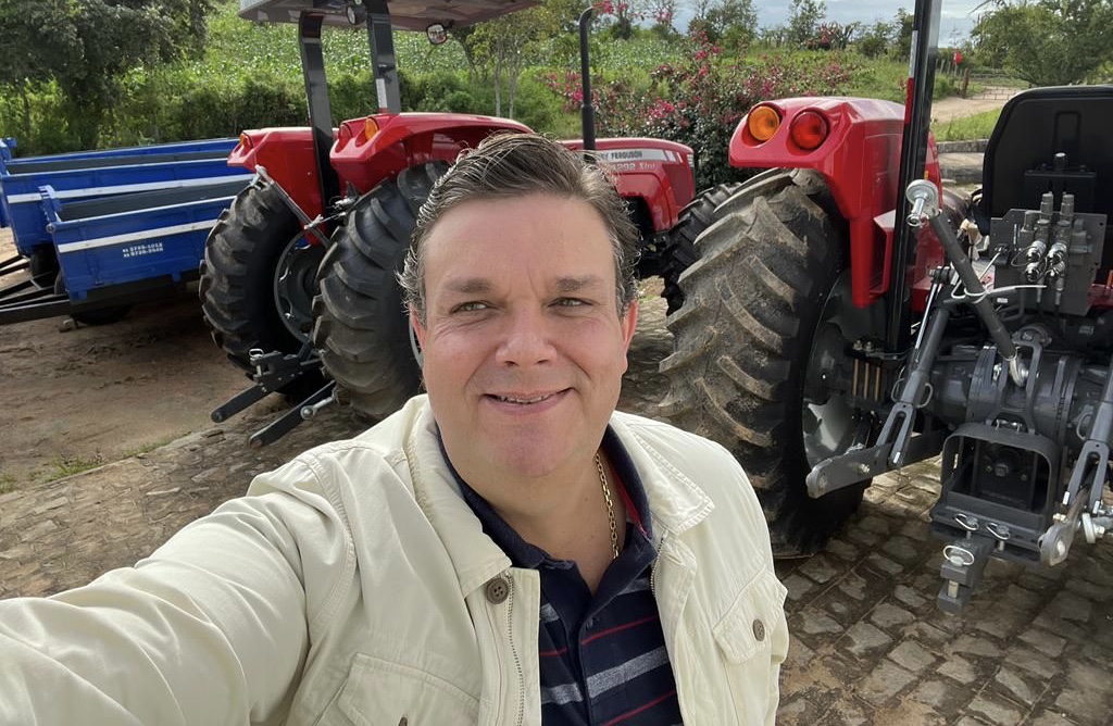Wolney articula nove tratores para a zona rural de Caruaru