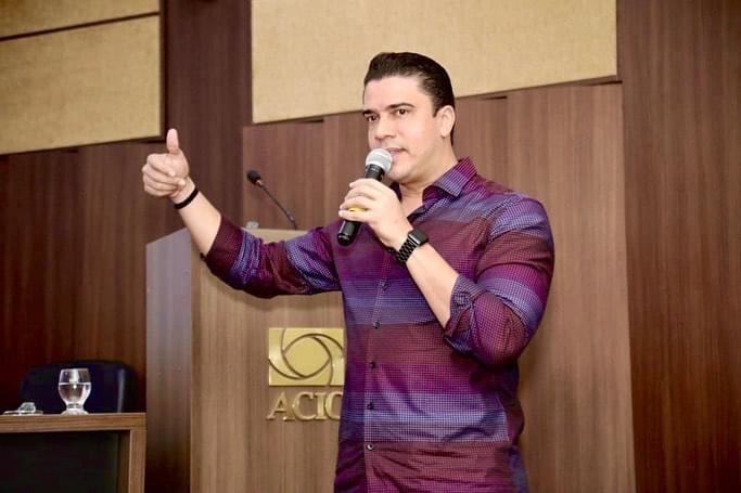 Rodrigo anuncia Débora Almeida para estadual esta semana 