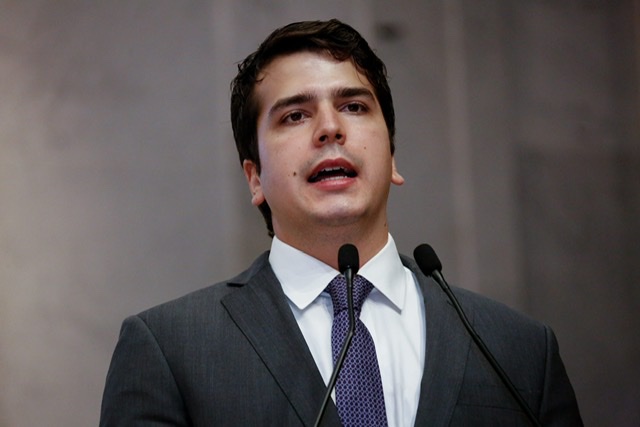 Antonio Coelho celebra redução do ICMS dos combustíveis 