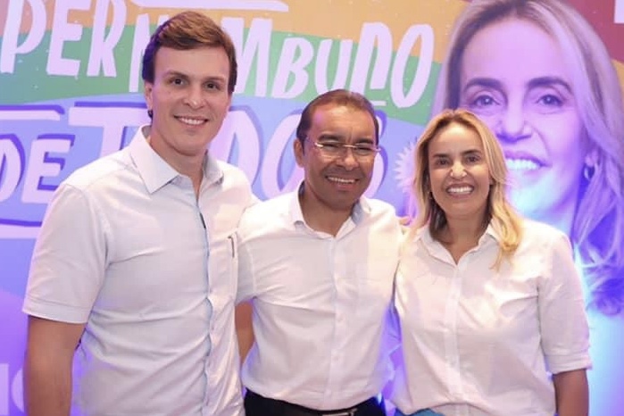 Edilson Tavares lidera ato em apoio a Miguel e Alessandra 