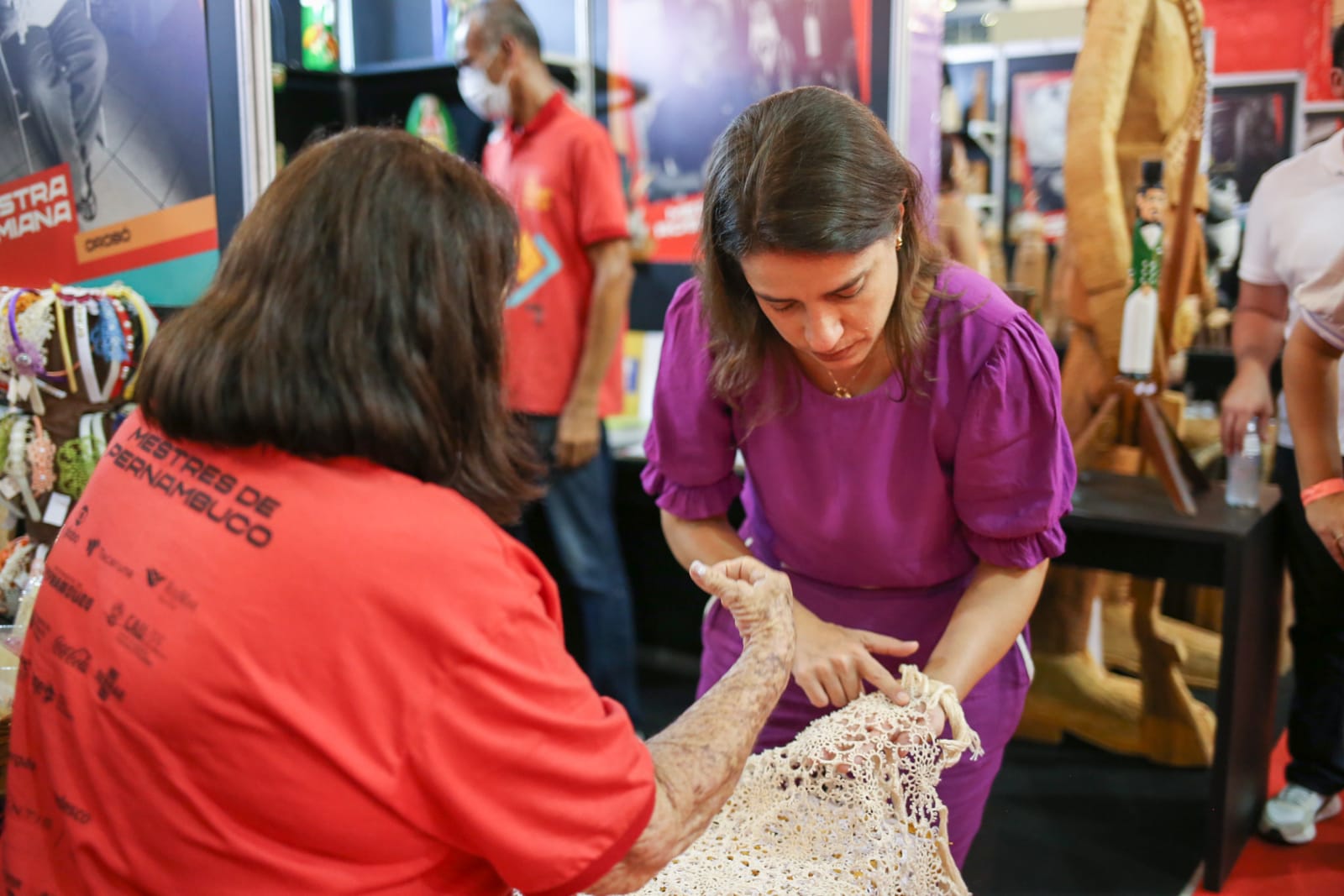 Na Fenearte, Raquel Lyra garante que vai valorizar a arte de PE